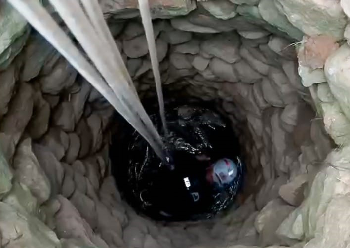 7 metrelik kuyuya düştü! Yardımına jandarma koştu