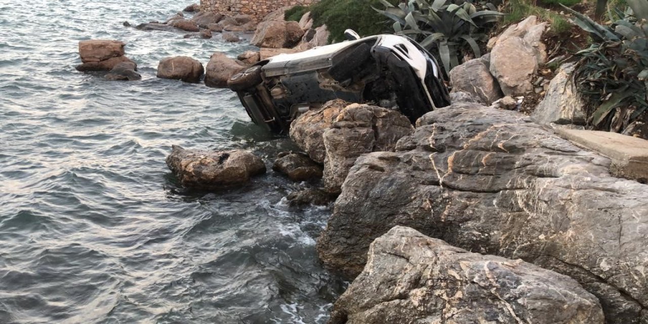 Direksiyon hakimiyetini kaybetti, denize uçtu