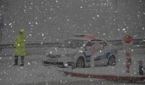 Kar ulaşımı aksattı, yollar trafiğe kapandı