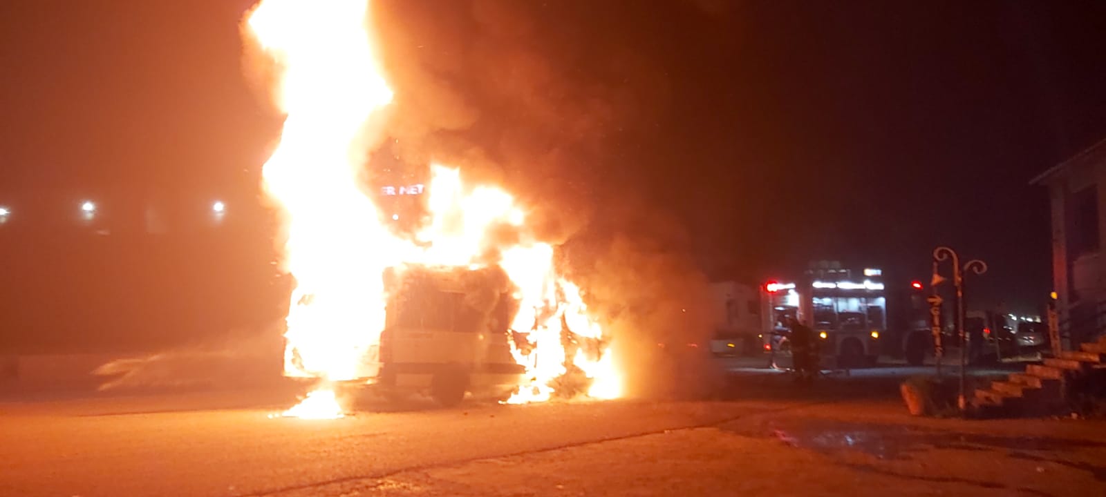 Servis minibüsü alev alev yandı