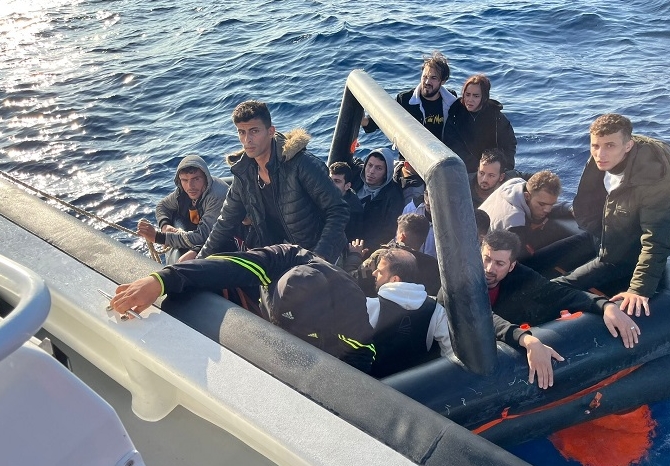 Yunanistan unsurlarınca Türk kara sularına itilen göçmenler kurtarıldı