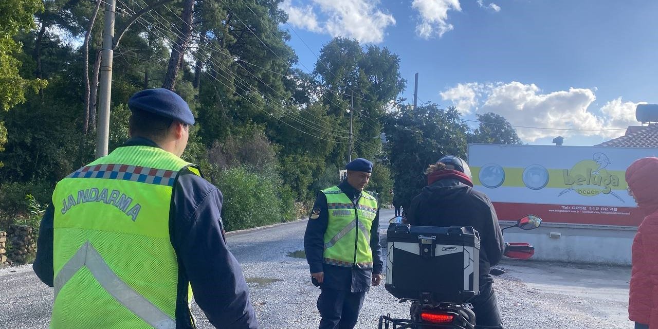 Jandarma trafik denetimlerine hız kesmeden devam ediyor