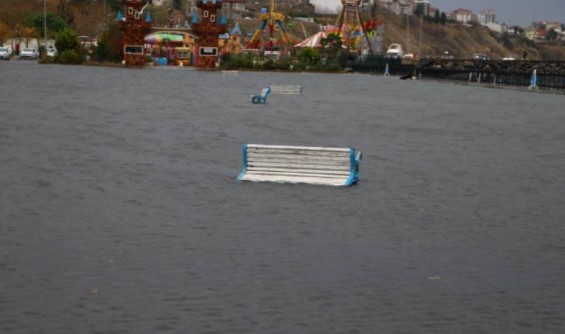 Deniz taştı! Dalgaların boyu 10 metreyi buldu