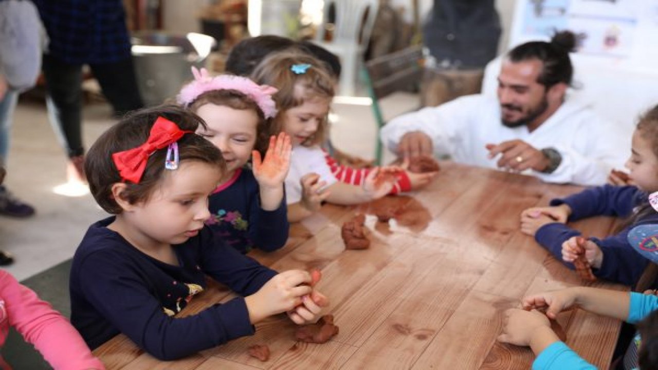 Minik Eller, Heykel Yaptılar