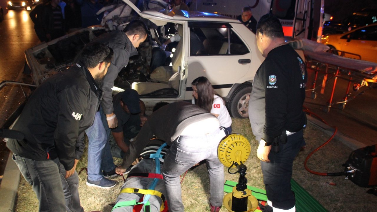 Otomobil ikiye bölündü; 1 öldü, 1 yaralı