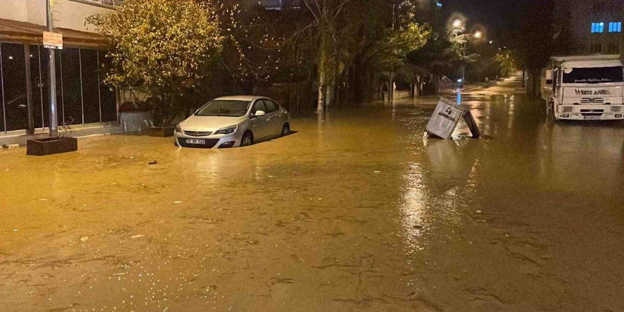 Yağış hayatı felç etti: Araçlar suya gömüldü