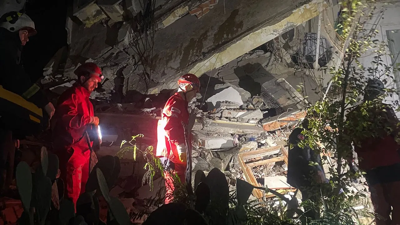 Korkutan olay! 3 katlı bina birden çöktü