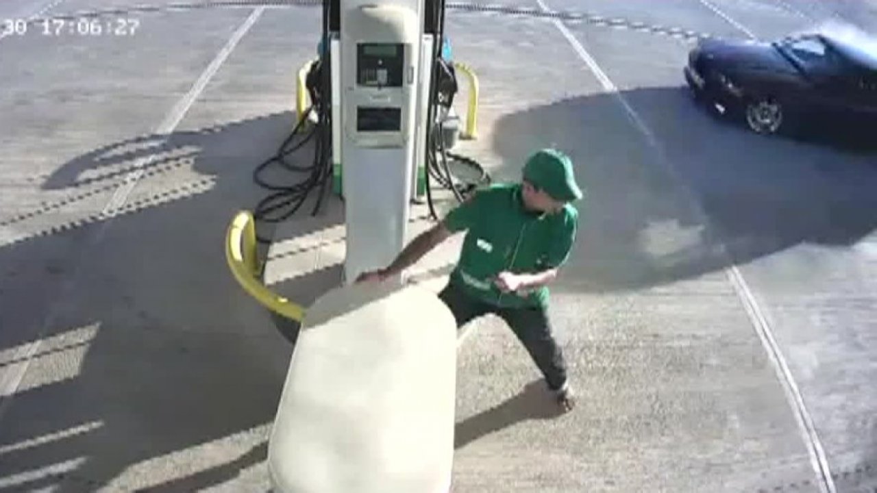 Saniyelerle otomobilin altında kalmaktan kurtuldu