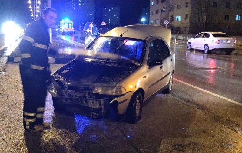 İki otomobil çarpıştı: 2 yaralı