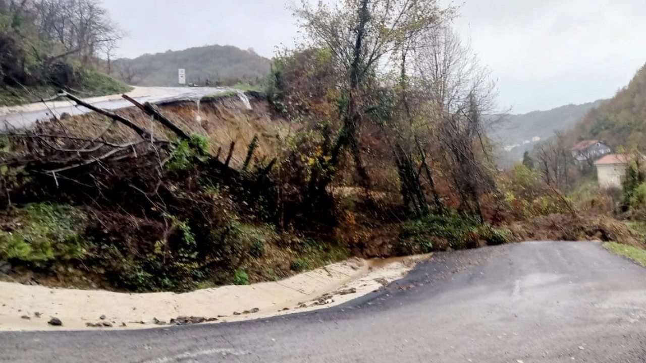 Yola çıkacaklar dikkat! Heyelan yolu ulaşıma kapattı