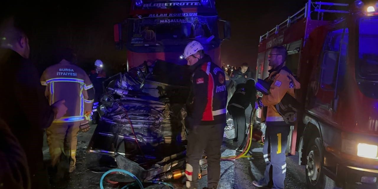 Otomobil iki tırın arasında sıkıştı: 1 ölü, 1 yaralı