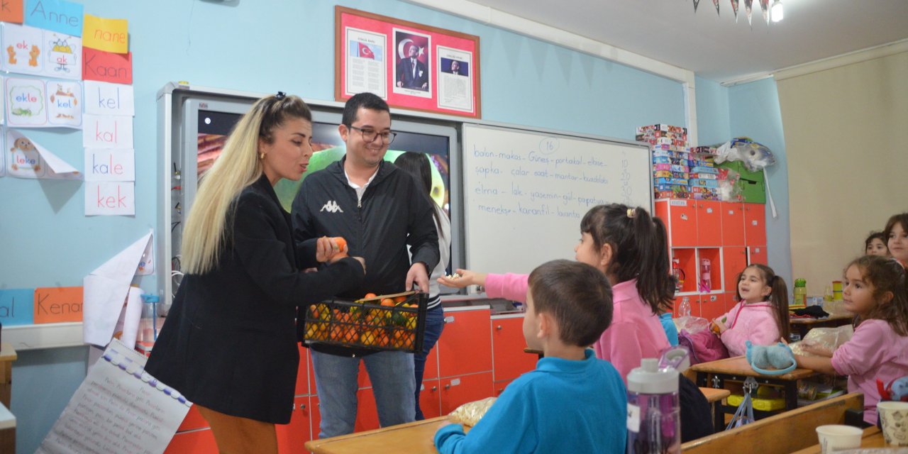 Marmaris’te sokaktan toplanan mandalinalar öğrencilere dağıtıldı