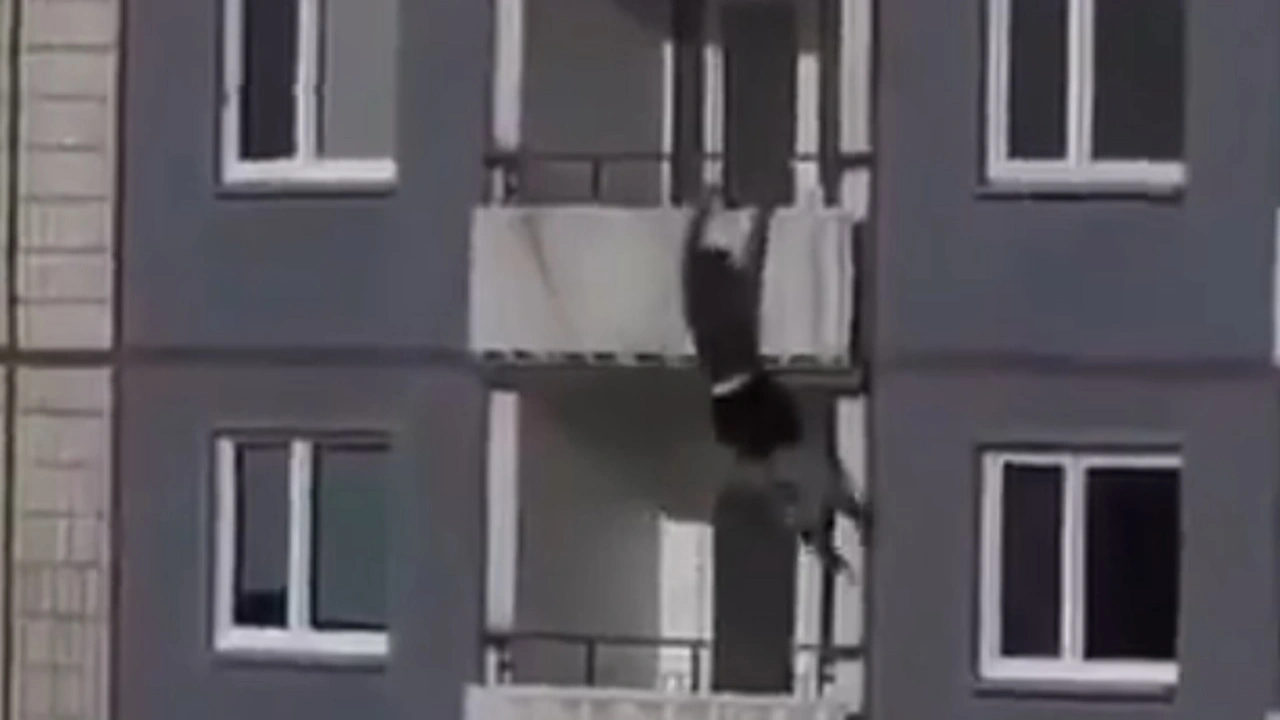 Polis basınca 15. kattan düştü