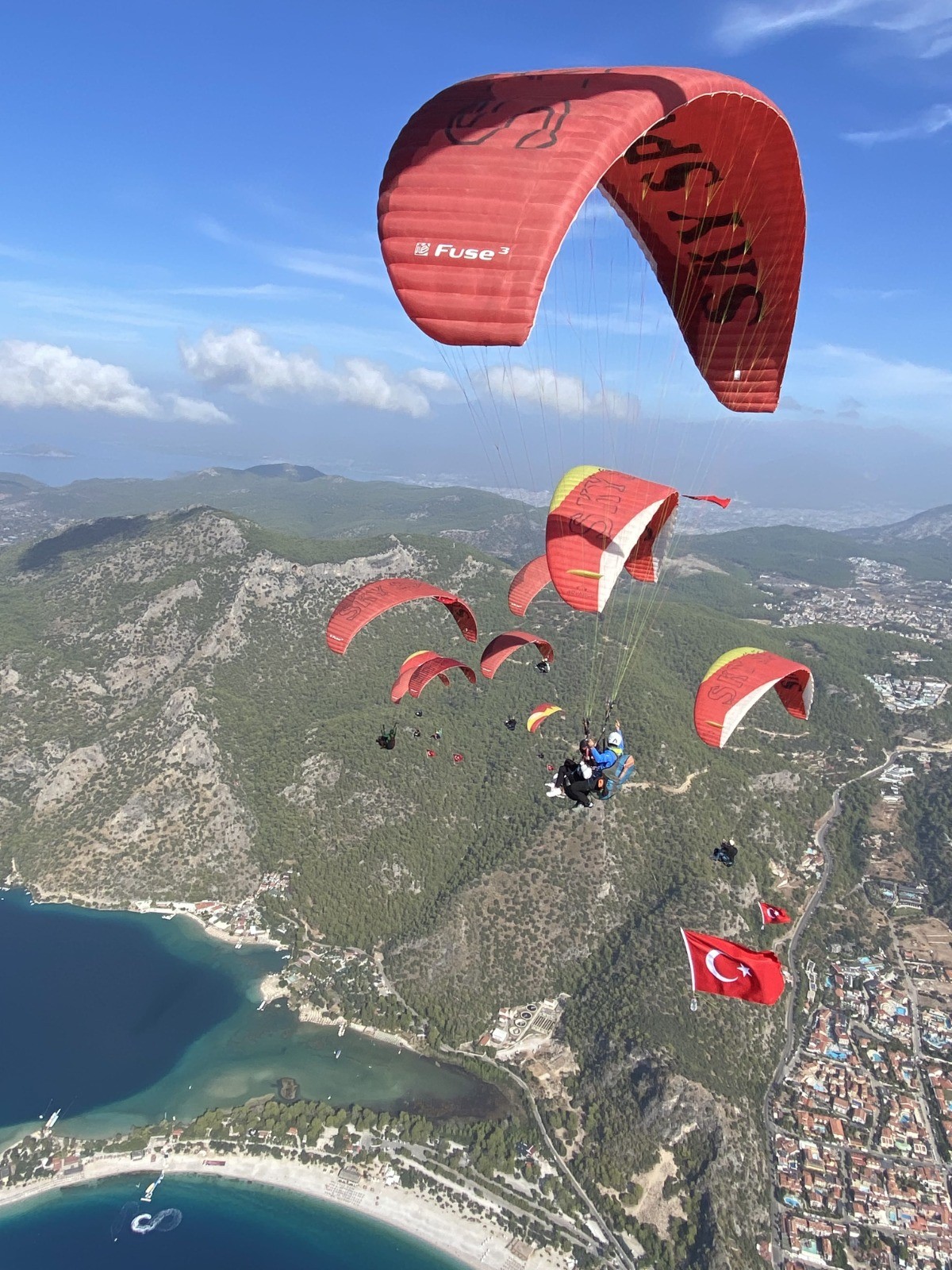 Fethiye'de üniversite öğrencileri Türk Bayrakları ile uçtu