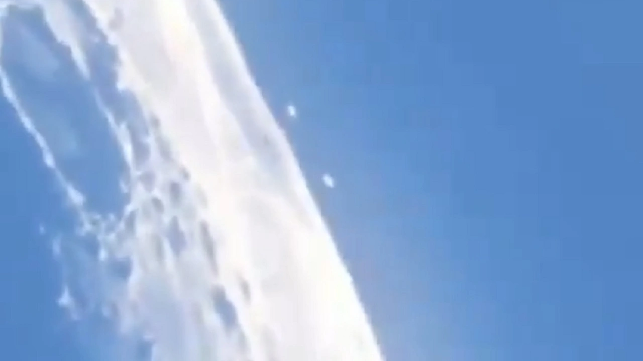 Ayın çevresindeki uçan nesneler şoke etti! Kimse açıklama getiremiyor