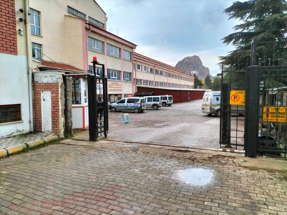 Lise öğrencisi öğretmenini bıçakladı