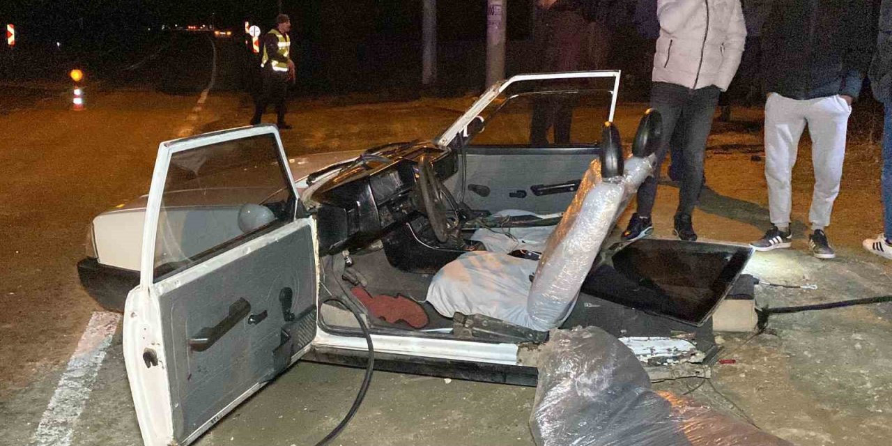 Arazi aracı ile çarpışan otomobil ikiye bölündü: 5 yaralı