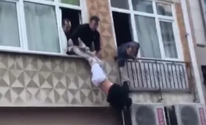 Şoke eden olay! Tecavüz şüphelisi camda asılı kaldı