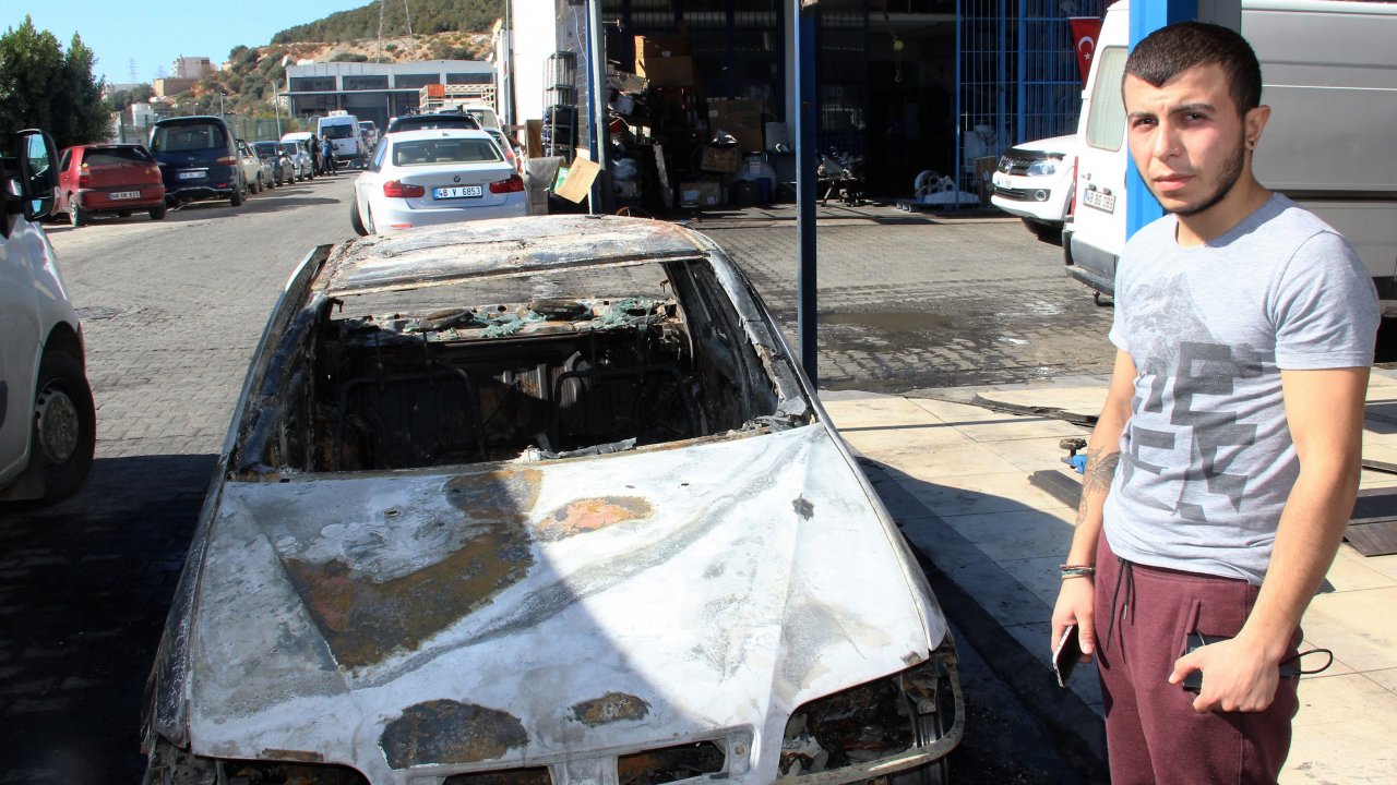 Bodrum’da otomobil kundaklaması kameralara yansıdı