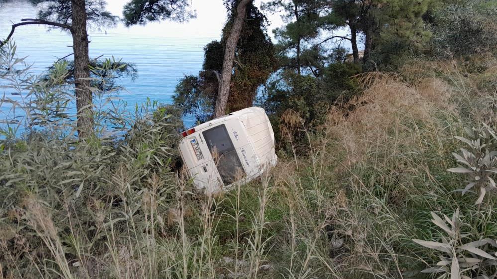 Bodrum'da minibüs şarampole yuvarlandı: Yaralılar var