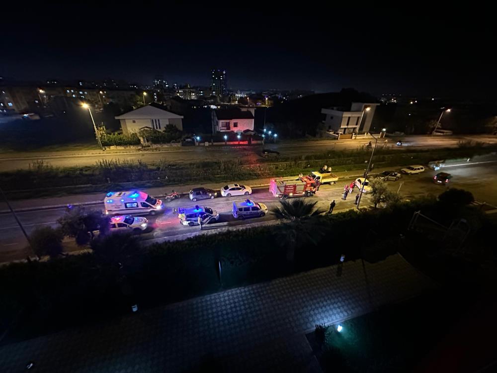 Kamyonet ile otomobil çarpıştı