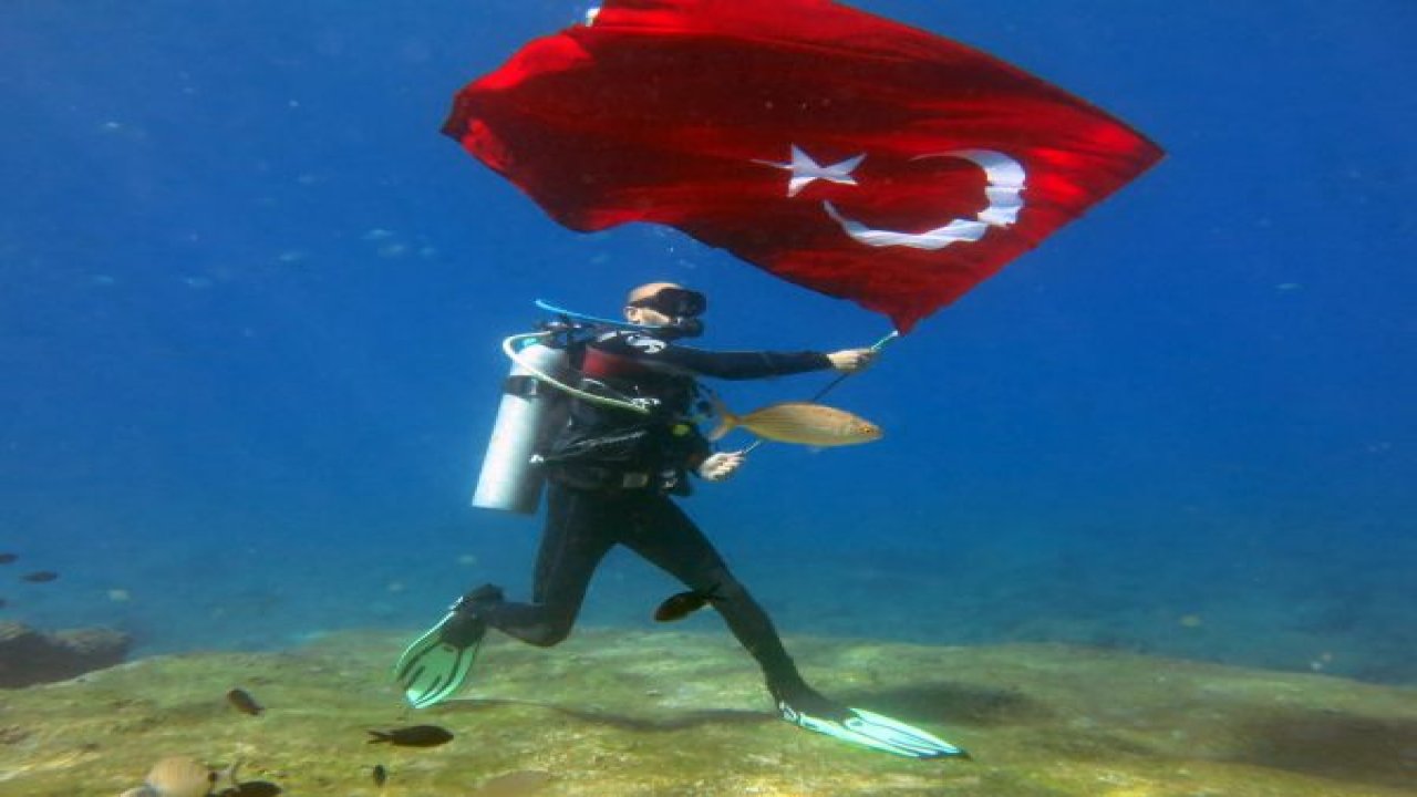 Denizin dibinde bayrak açtılar