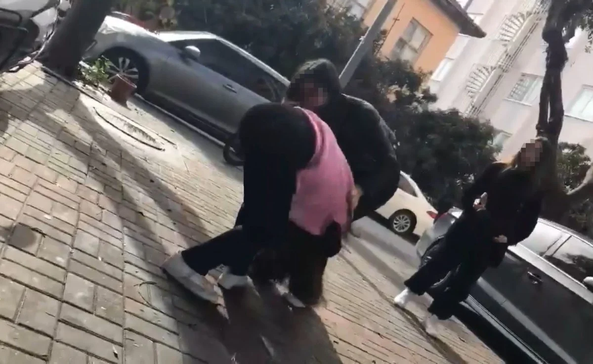 Liselilerin meydan kavgası... Kızlar birbirine girdi