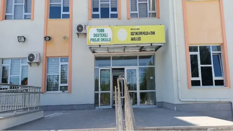 Öğretmen evinde ölü bulundu