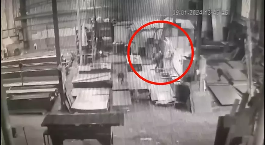 Sac bükme makinesine kafası sıkışan çocuktan kötü haber