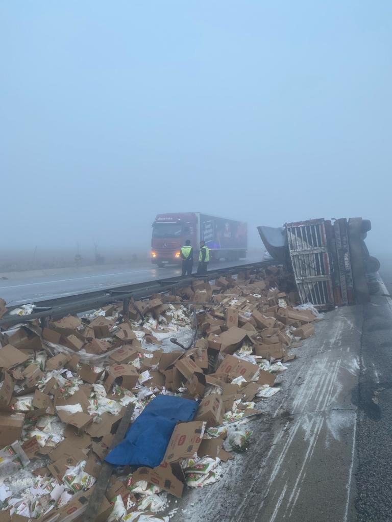 Toz şeker yüklü tır refüje girerek devrildi, 2 kişi yaralandı