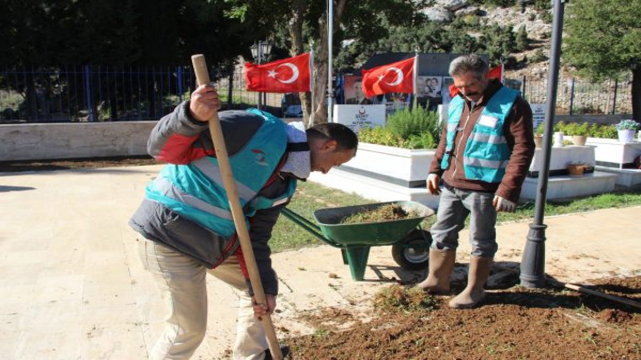 Hükümlüler şehitlikte çalıştı