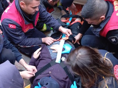 Feci kaza! Kargo dağıtım aracının altında kaldı