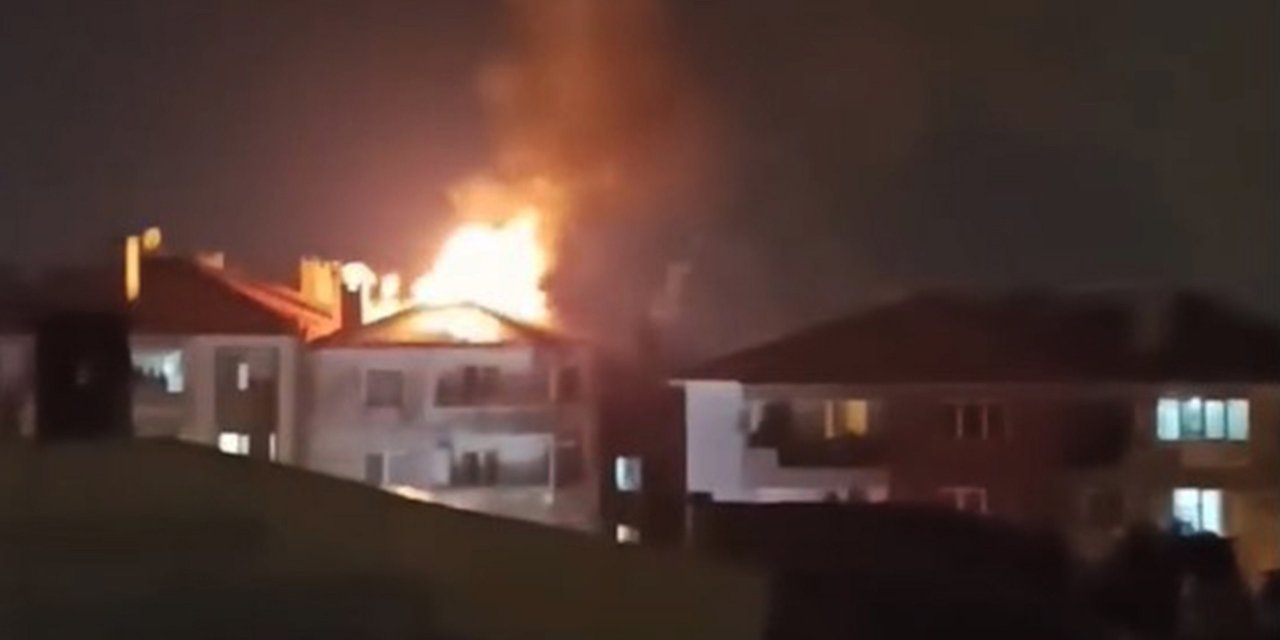 Menteşe’de evin çatısına yıldırım düştü, çatı alev alev yandı