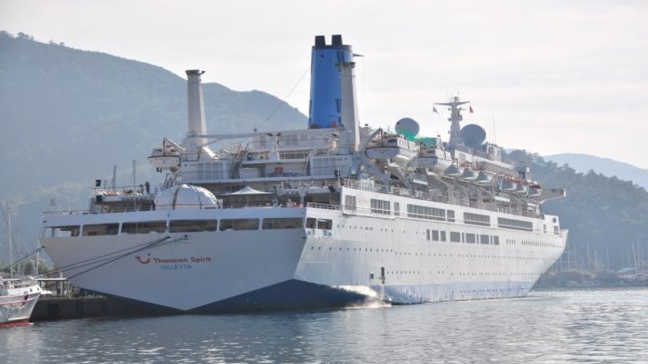 Dev gemi bin 500 turist getirdi