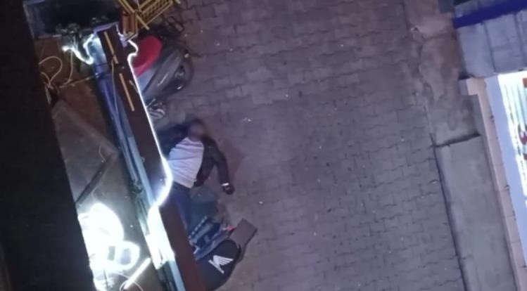 Motosikletten  düştüler, patlayan tabancası kuzenini canından etti