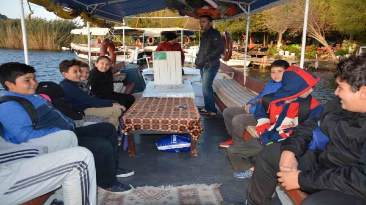 Öğrenciler okula tekne ile taşınıyor