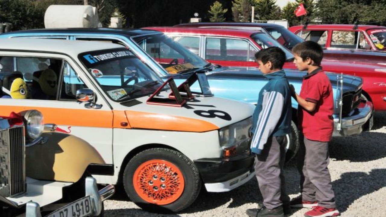 Yardıma muhtaç öğrencilere hediye