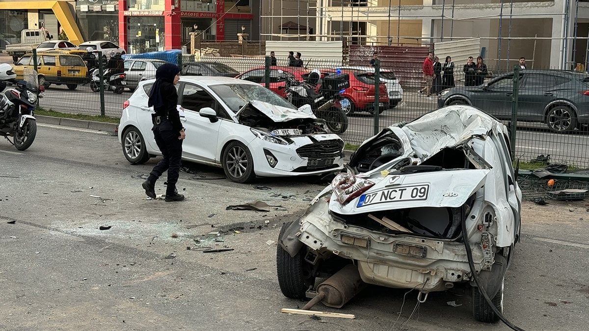 3 araç birbirine girdi: 2 ölü