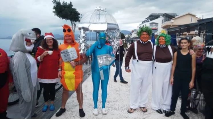 Fethiye’de kostümlerle denize girdiler