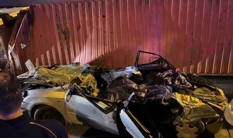 TIR otomobilin üzerine devrildi: 4 ölü!