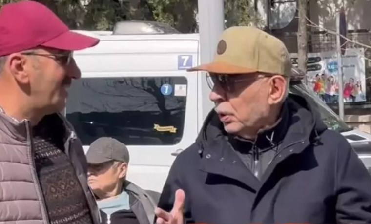 Şener Şen fotoğraf çekilmek isteyenlere tepki gösterdi