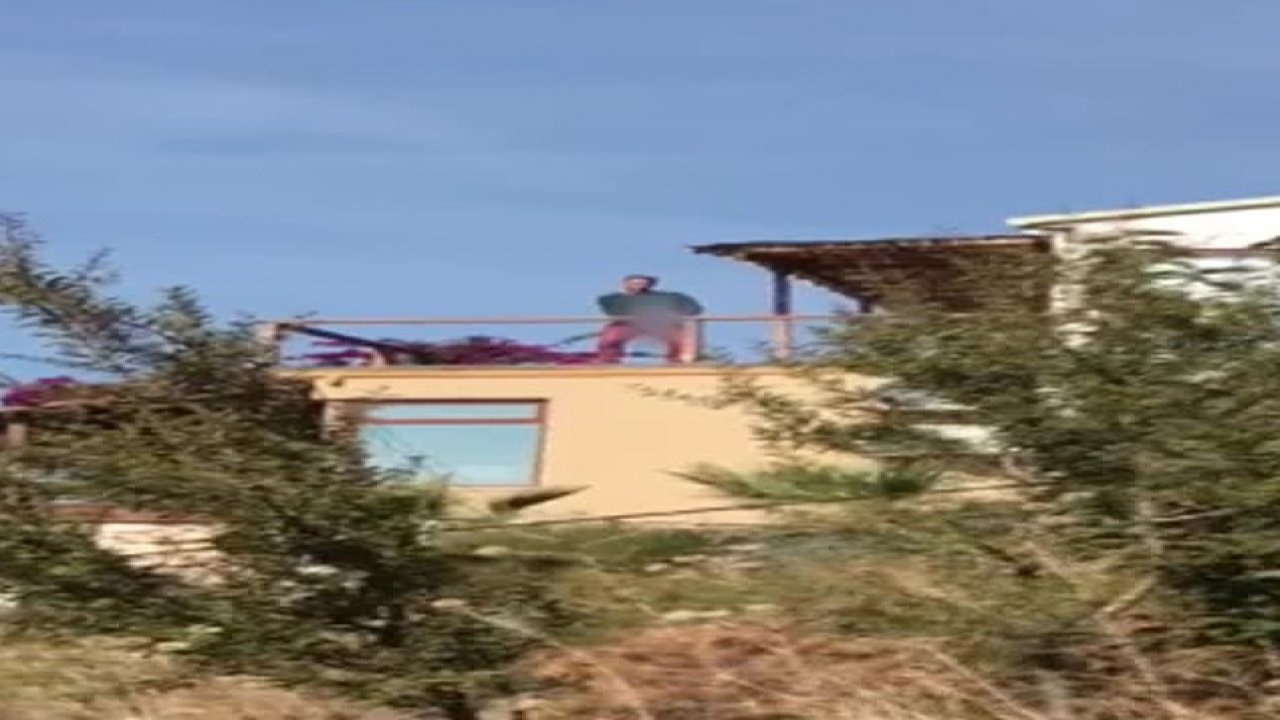 Ünlü çifte saldırı anı kameraya yansıdı