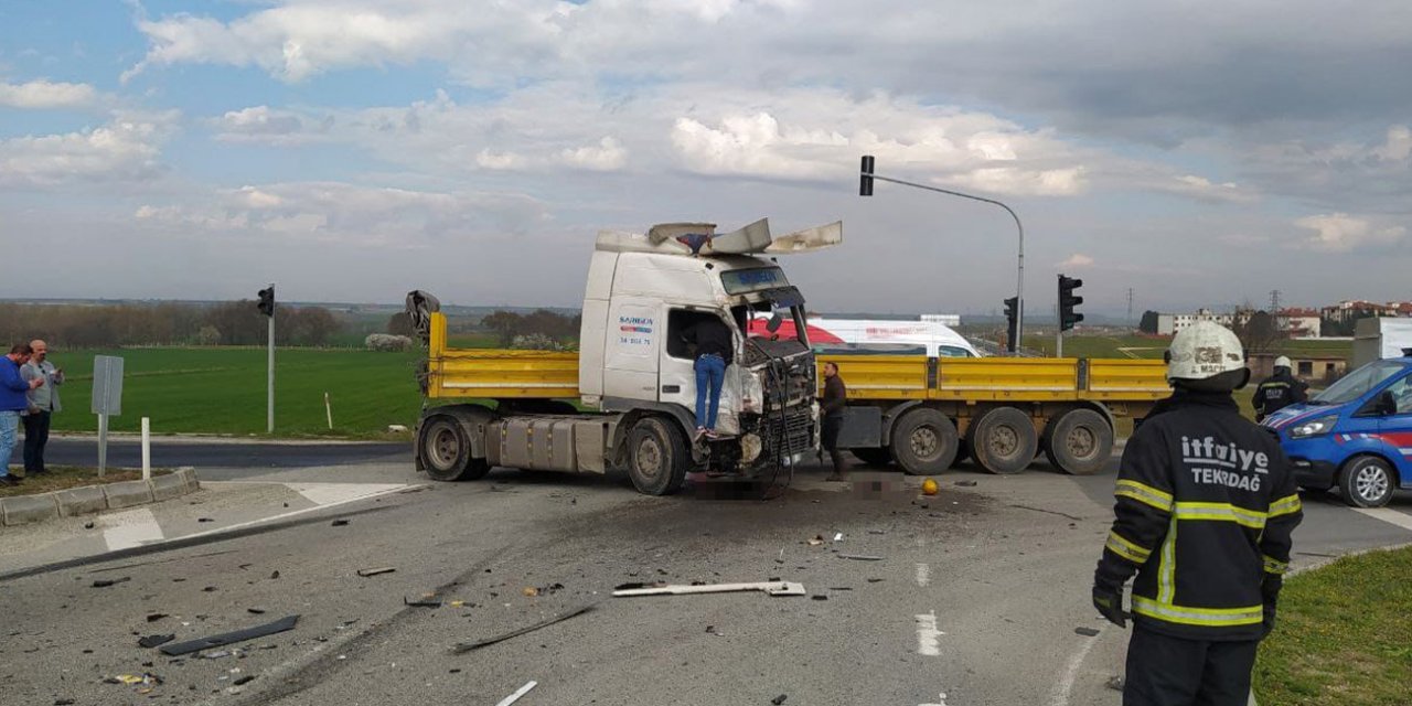 Tır yolcu minibüsüne çarptı: 5 ölü, 10 yaralı