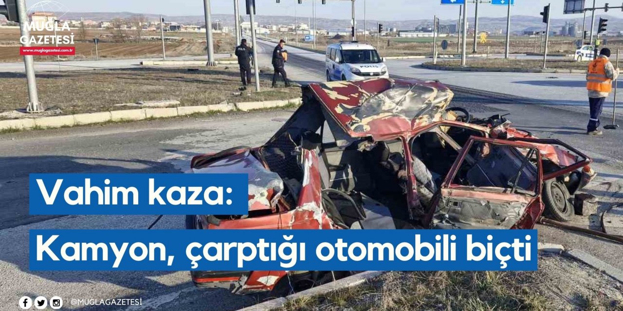 Vahim kaza: Kamyon, çarptığı otomobili biçti