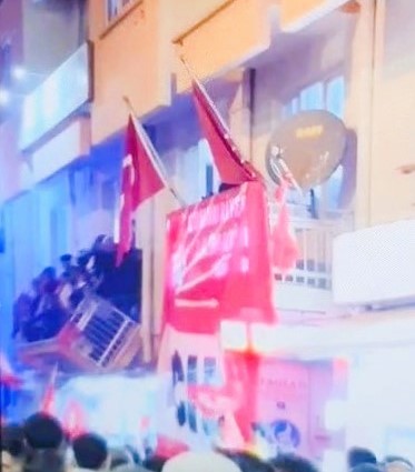 Kutlama yapılan CHP balkonunun çökme anı ortaya çıktı