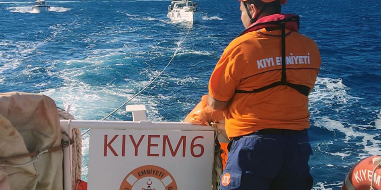Bodrum'da arızalanan tekne sürüklendi