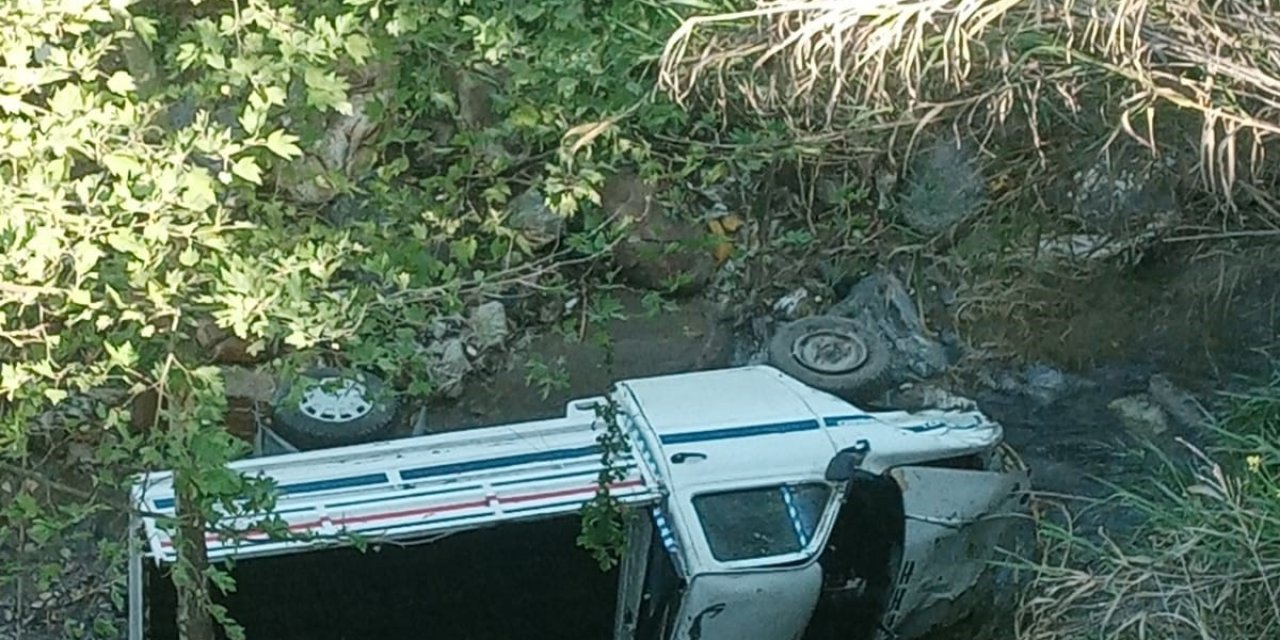 Direksiyon hakimiyetini kaybeden kamyonet dereye uçtu