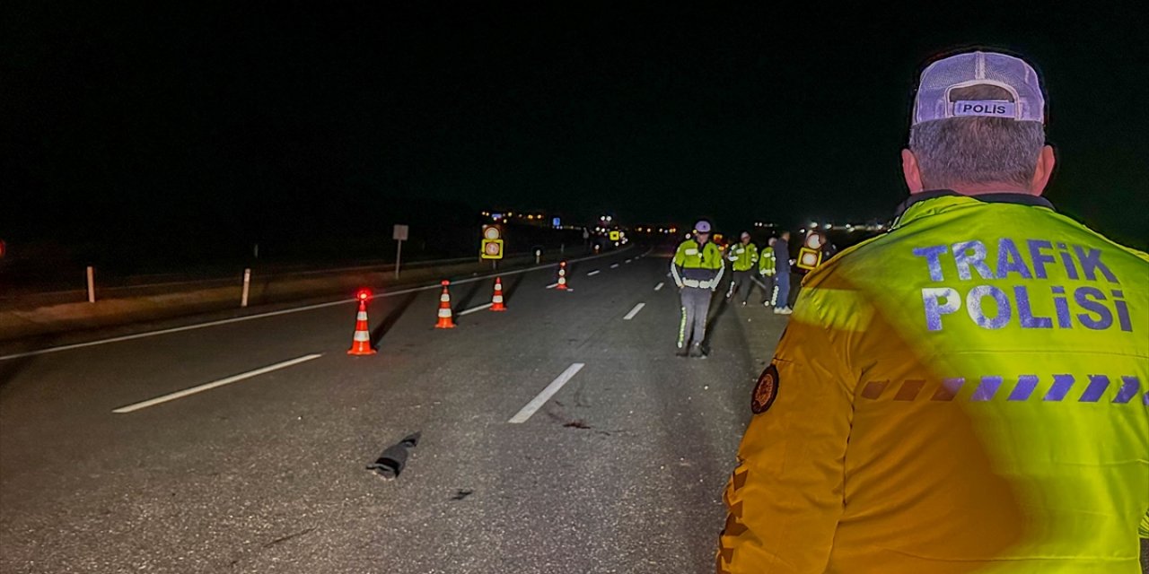 İki otomobilin çarptığı yaya öldü