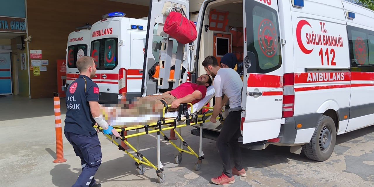 Odun keserken 2 ayağını ve elini kesti