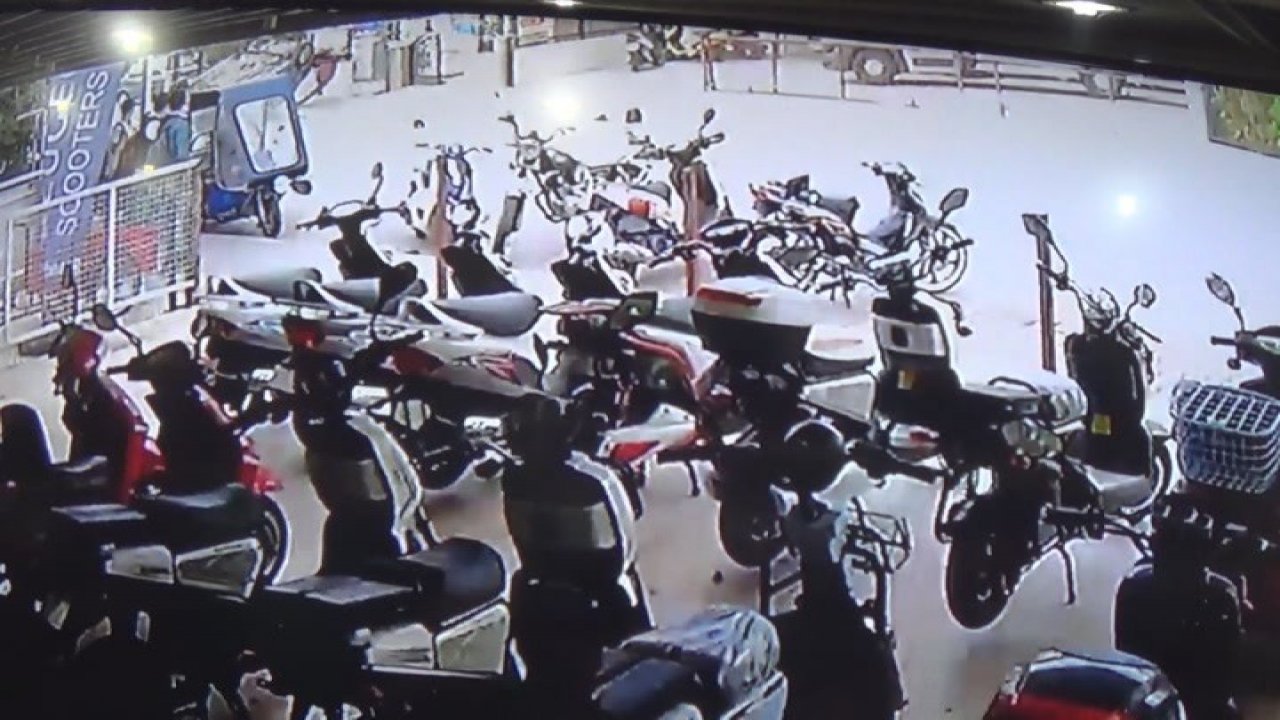 Takla atan otomobil az kalsın lise öğrencisini öldürüyordu